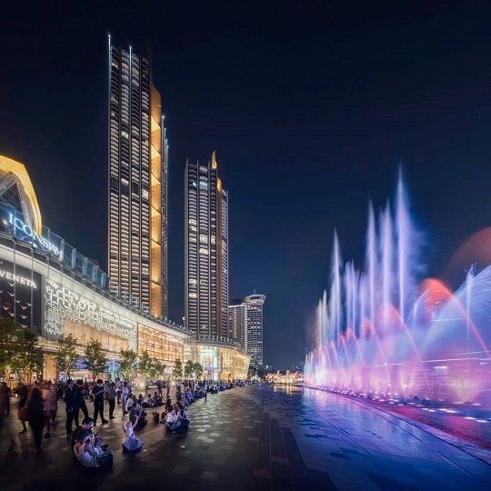 ICONIC多媒体灯光水影表演每天在暹罗天地
